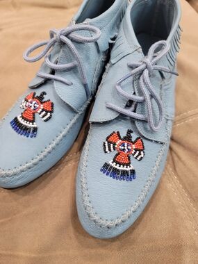 Minnetonka Thunderbird Beaded Leather Moccasins Sz 10B Powder Blue Fringe